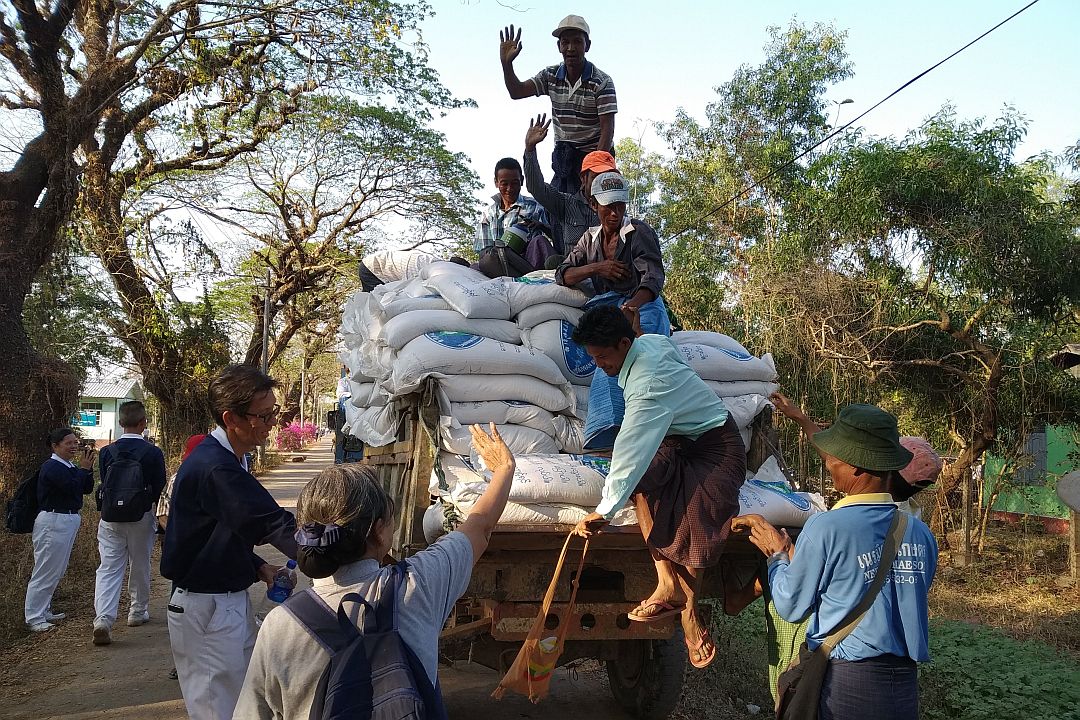  The farmers were eager to receive their allocation of rice seeds, and bade the volunteers farewell with a friendly wave as a token of gratitude. [Photograph by Julie Yen Yu Chu]