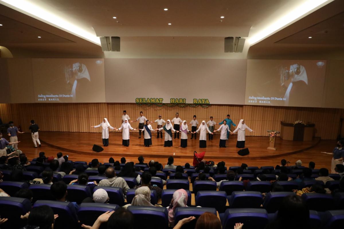 Refugee students from the Harmony Alternative Learning Centre marked the opening of the celebration with a sign language rendition and a Raya song, showcasing their talents and spreading the festive spirit. [Photo by Ong Siew Geok]