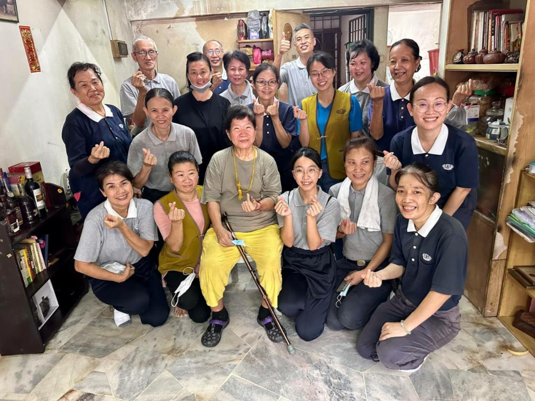 The volunteers and Stella Lee happily posed for a photo, marking a successful completion of the clean-up and serving as a testimony to Stella’s fresh start. [Photo by Gary Kong]