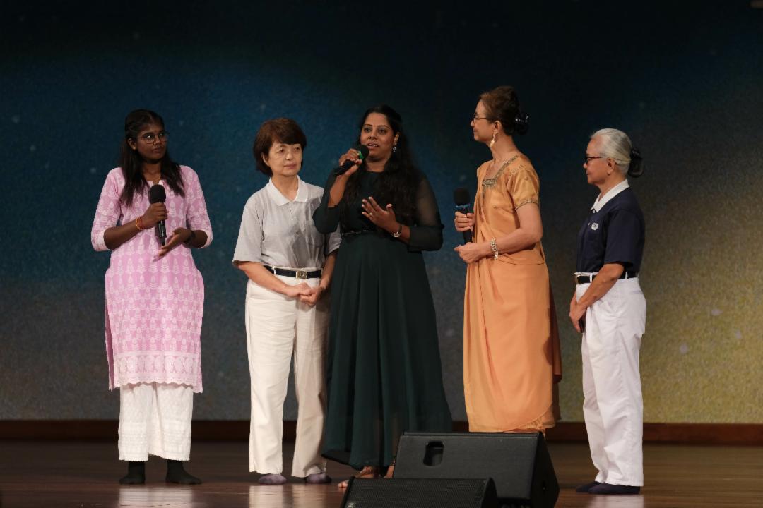 站在台上，芭玛瓦蒂见证分享，娓娓道来自己如何从困境走向希望。【摄影：陈德铭】