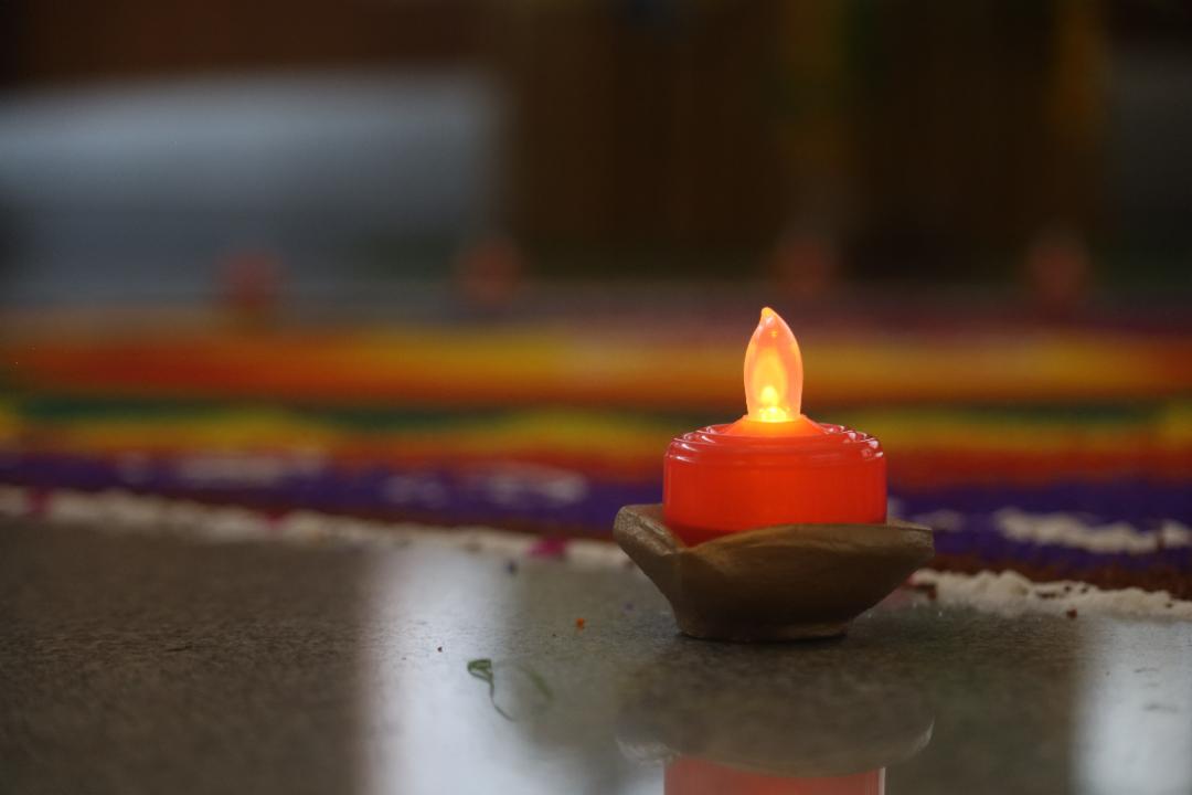 屠妖节，是光明战胜黑暗的节日。这份光明，也照亮了人与人之间的情谊。慈济志工与印裔照顾户共庆佳节。爱与祝福在彼此心中点燃，一盏盏心灯，温暖了家庭，也照亮了社区的角落。 【摄影：庄贵贺】