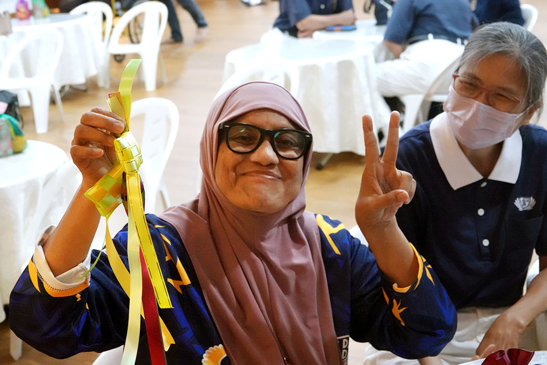 马来友族开心重拾传统的马来粽编织技艺。【摄影：周世清】