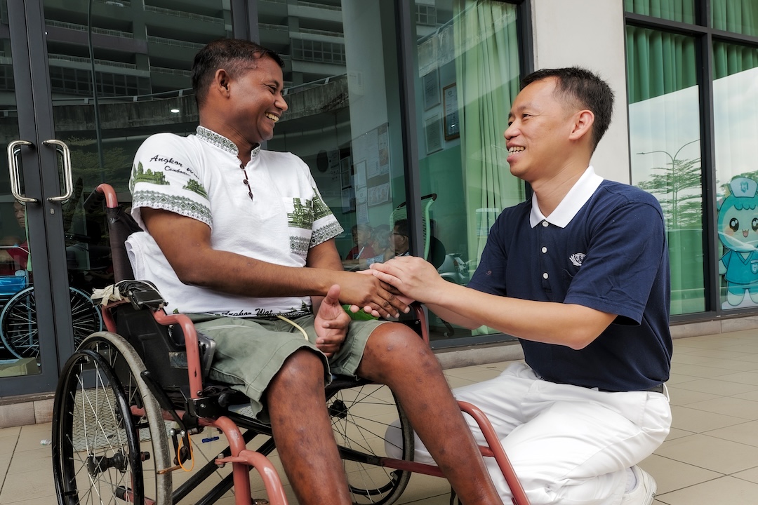 Before leaving for resettlement, Aman Shah made one request: “I hope to see Tio Tit Siang.” He has not forgotten those who stood by him in his darkest days. To Tit Siang, it was a farewell marked by a sense of fulfilment. [Photo by Lim Joo Leang]