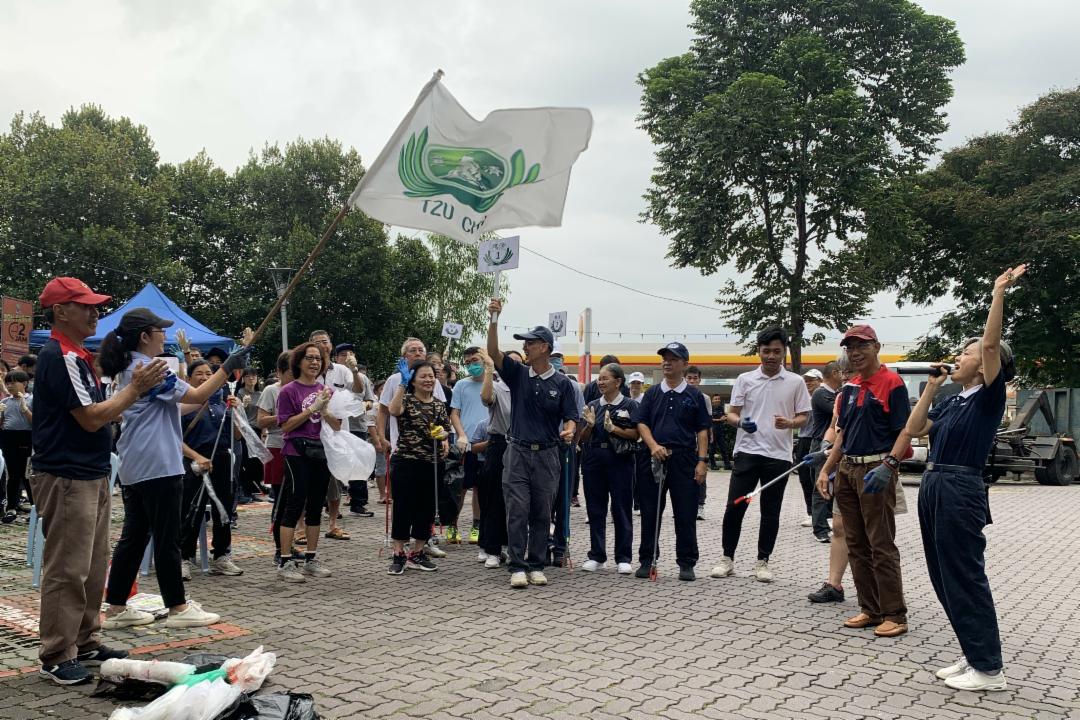 邦再也州议员黄美诗（左二）举起慈济大旗一挥，在人人高呼“用鼓掌的双手救地球”口号下，活动正式开始。 【摄影：郑宝达】