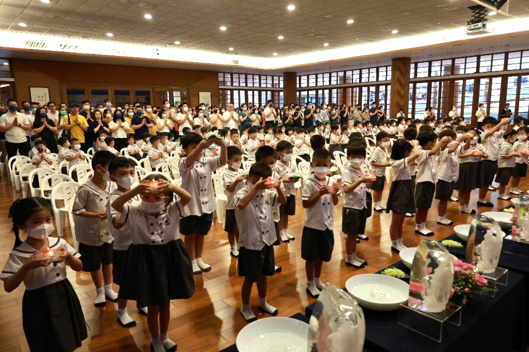 The young children performed the offering ceremony with solemnity. [Photo by Teng Pick Cheang]