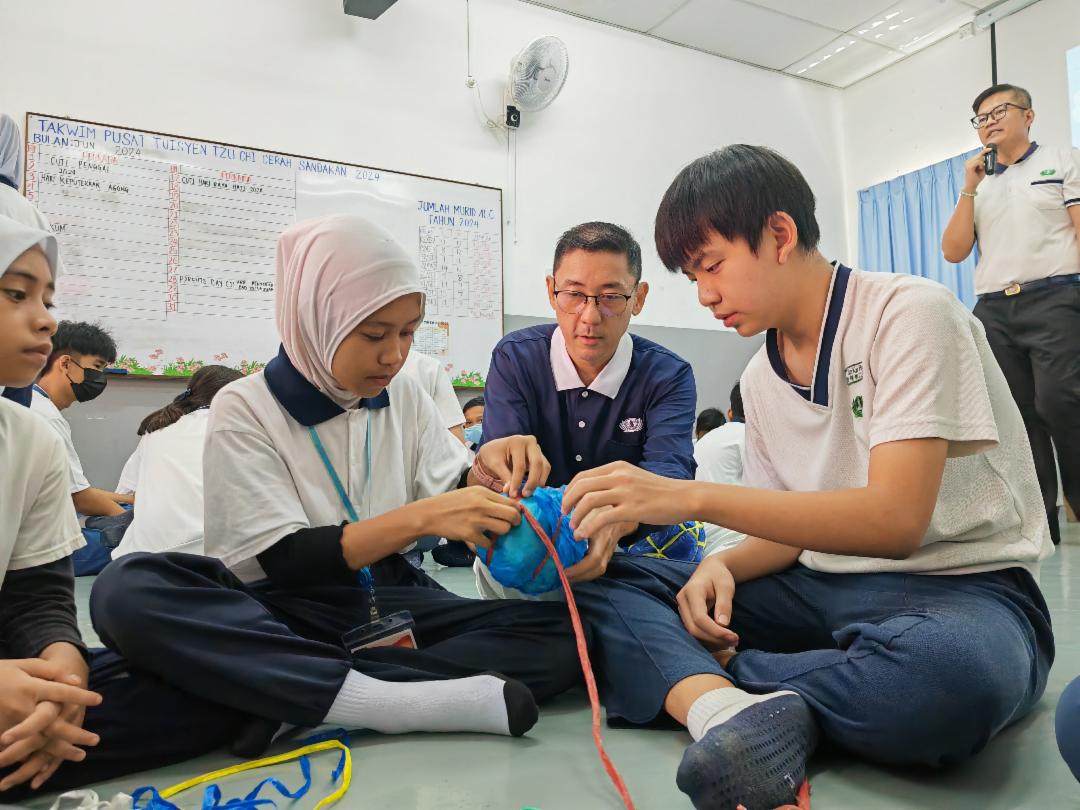 The Tzu Chi youths and volunteers, along with the ALC students, collaborated to produce balls using plastic bags and Raffia strings. [Photo by Low Get Lee]