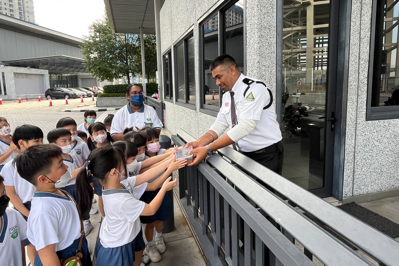 佳丽思娃丽老师(中)给五岁善解班学生报告这三天的事情：林火、同仁们的努力。然后带着学生给同仁们送上她亲手烘培的蛋糕。 【摄影：校方提供】