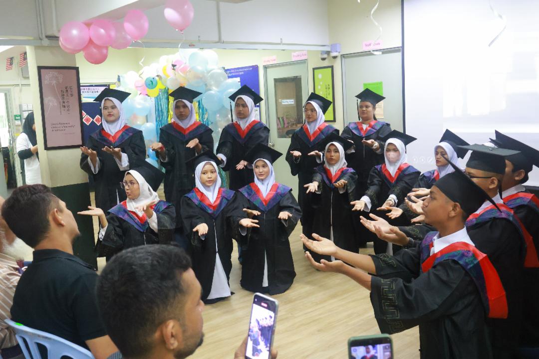 2025年12月1日，位於士拉央的雪隆和气学习中心举办了一场小学（P6G）毕业典礼。毕业生共有二十一位，是历年来最多的一届。【摄影：侯佳惠】	