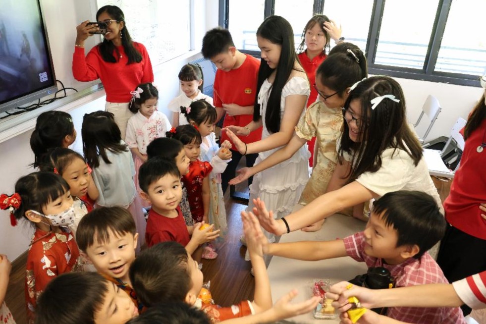 小学生拜年来了！大哥哥大姐姐准备年饼与小学生分享。有些班与小学生一起唱贺年歌曲，有些班会分小组与学弟学妹谈天拍照。不变的是彼此互相问候与祝福。 【摄影：黄莉燕】