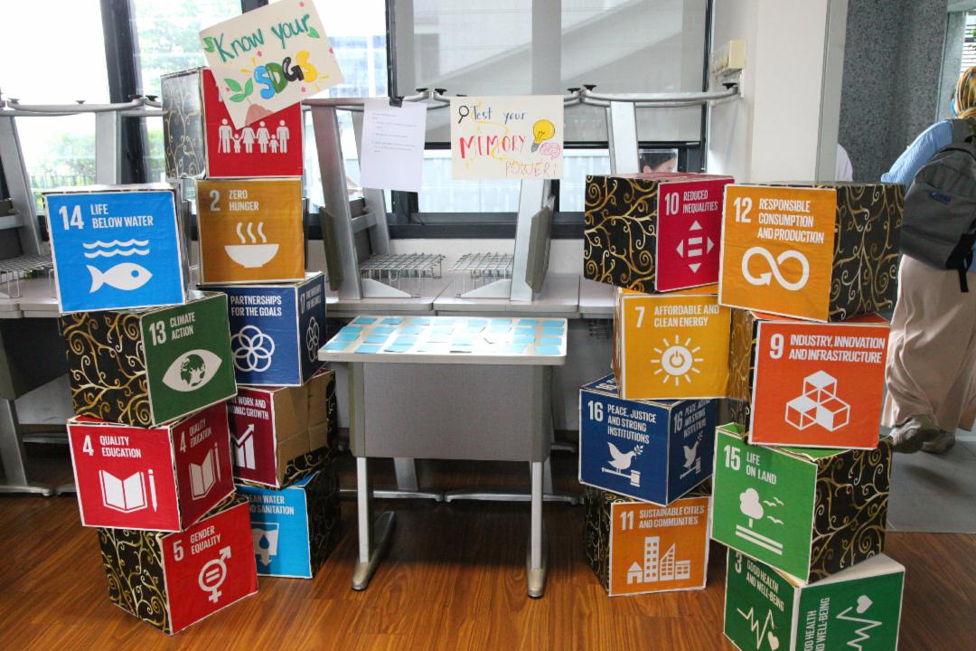 国际世界日活动中，每个年级皆有不同的主题。学生们需依据主题布置教室、制作展示资料，幷策划互动活动，让学习延伸至眞实世界。 【摄影：刘治美】