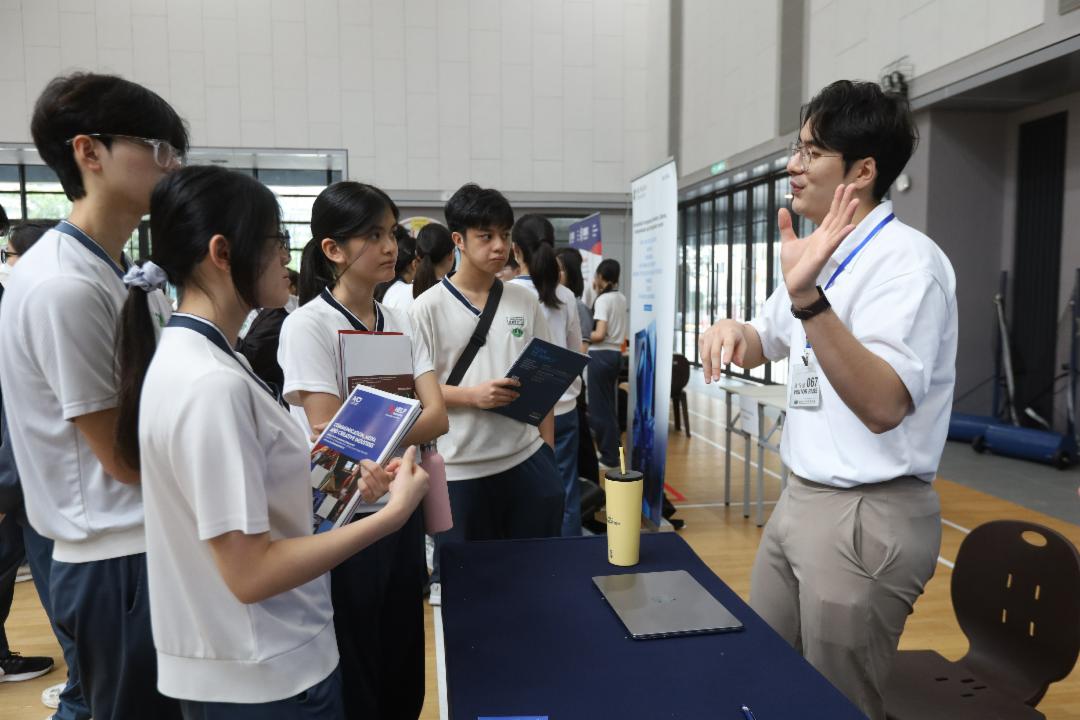 各大专院校代表积极介绍各自学校提供的课程与特色。 【摄影：庄贵贺】