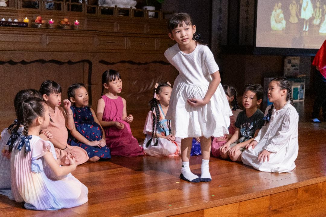 Graduates of Da Ai Kindergarten Kepong presented an adaptation of the “Sutra of Profound Gratitude to Parents”, depicting a mother’s hardships during pregnancy. [Photo by Yap En Han]