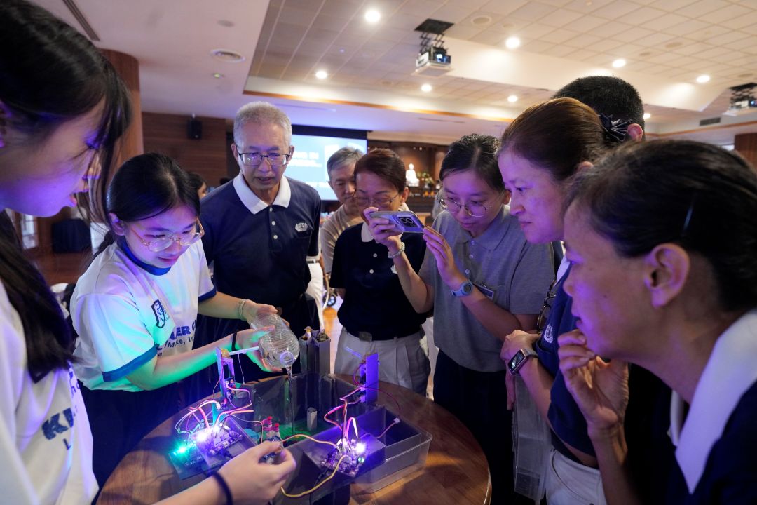 在STEM创新课程中的引导，学生勇于展示亲手完成的作品，从实作与分享中启发潜能、建立自信。【摄影：黄勇雄】