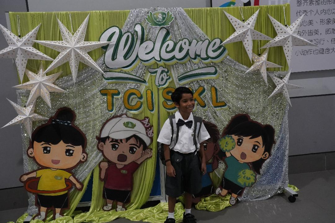 “我上小学啦！”新生们开心地穿上崭新的校服，背起新书包，带着满满的期待，迎接人生全新的学习旅程。【摄影：黄琳淩】