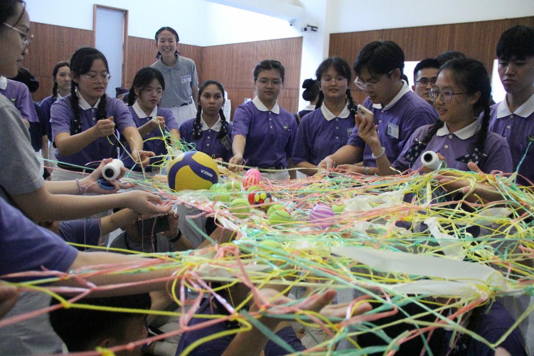 “编织大爱网”的团队启发游戏，让学员亲身体验团队合作的重要性，以及责任承担与主动补位的精神。 【摄影：陈美萍】