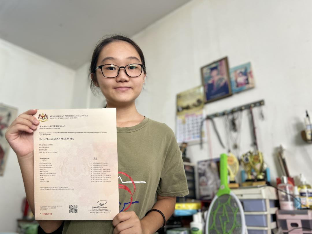 Ngai Chee Ching regained her passion for studies after attending the 'i·didik' online tutoring program and achieved 9 A's in her SPM examination. [Photo by Kong Siew Yen]