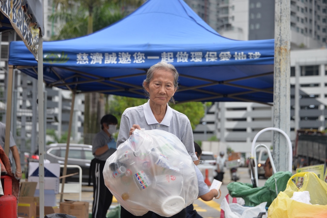 李许菁在晚年时遇上慈济，尽管自己如萤火虫般不起眼，却在付出中照亮了心房，过得充实又快乐。【摄影：杨家超】