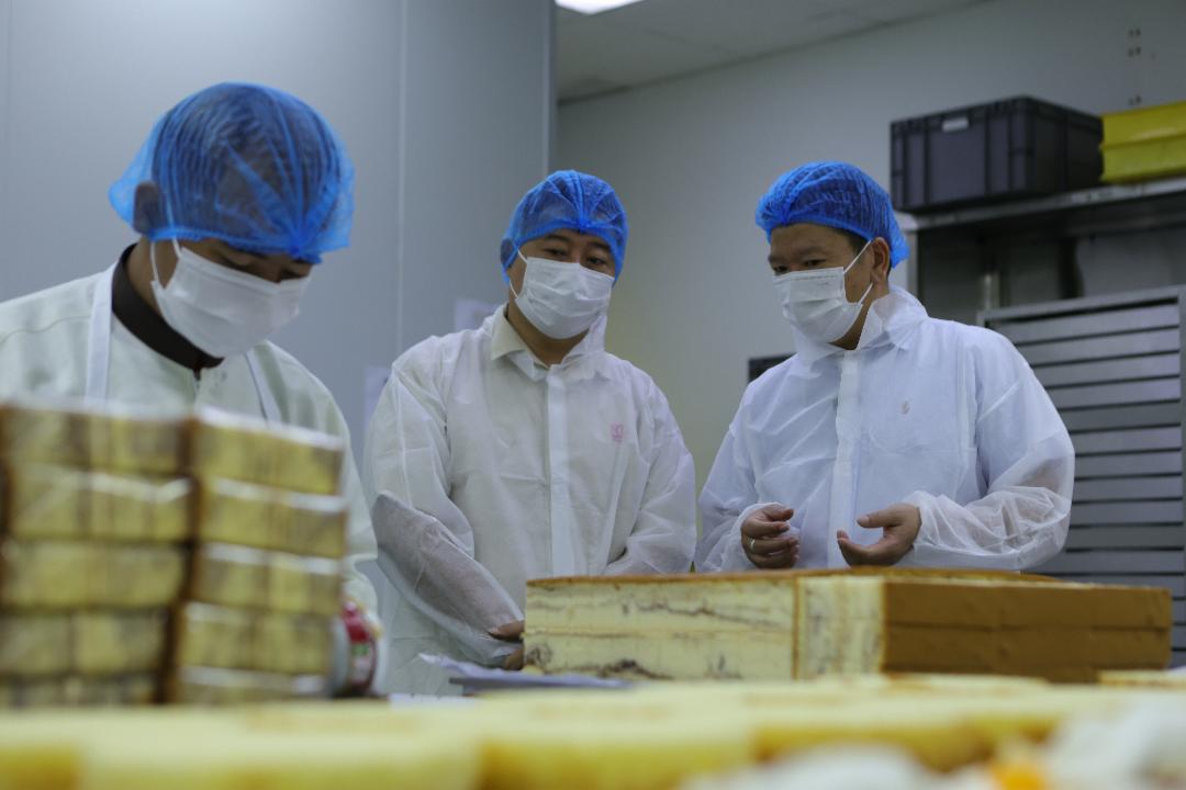 在生意上，张国华（左二）与吕建崴（右一）是很好的合作伙伴。从吕建崴创业至今，张国华从好员工变成合伙人，好兄弟，因理念相近，让烘培事业越做越好。 【摄影：钟国义】