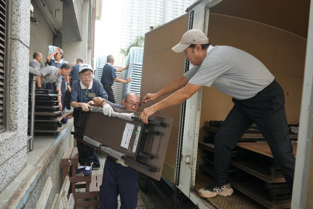 5月6日，男女志工在静思堂外合力搬运大型借物。搬运声、指挥声与卡车引擎声此起彼落，大家在汗水中默默付出，只为让浴佛典礼更加庄严圆满。 【摄影：文伟光】