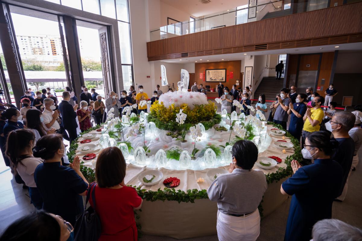 At the foyer of the KL Tzu-Chi Jing Si Hall, the ambience was exceptionally calm. The illuminating soft lights from the crystal-clear Lucite Buddha statues cast a mesmerizing peace transcending earthly cares and woes. [Photo by Lai Jih Chuan]