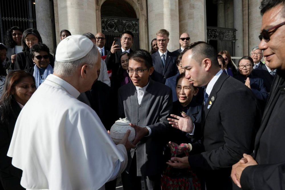 Sean Tan, Special Assistant to the CEO of Tzu Chi Foundation (centre), presents a handmade Jing Si pottery lamp to Pope Leo XIV at the Vatican in November 2025. [Photo courtesy of Sean Tan]