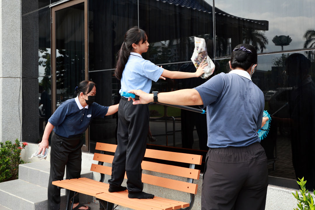 志工与亲子班的孩子合力擦拭外墙玻璃。【摄影：陈联喜】