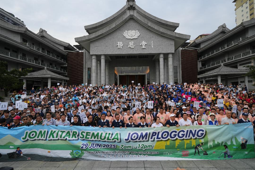 “Go Green Go Plogging”声声口号响起，一场遍布全马的弯腰捡资源行动正式展开。是慈济三十年以来最大型环保行动。 【摄影：黄宝发】