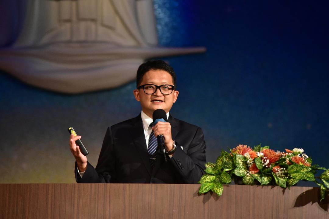 宗教处国内事务室的慈济同仁康志玄，与学员们分享一场关于台湾花莲光复乡风灾的救援行动，让学员们了解灾区的真实状况与慈济人整体动员的过程。【摄影：李伟建】