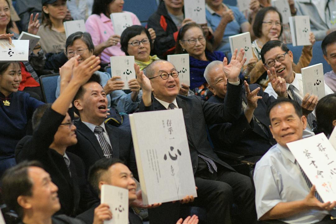 阔别十年，刘济雨（中）因第九本佳作《存乎一心》的发行而再度踏上马来西亚东马这片土地，以法布施为众人带来心灵的解药。【摄影者：陈佩莉】