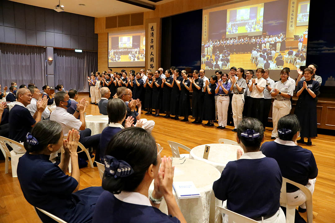 新马慈青团队齐聚马六甲，向志工拜年、彼此祝福，在新春之际共勉精进。【摄影：郭巧云】