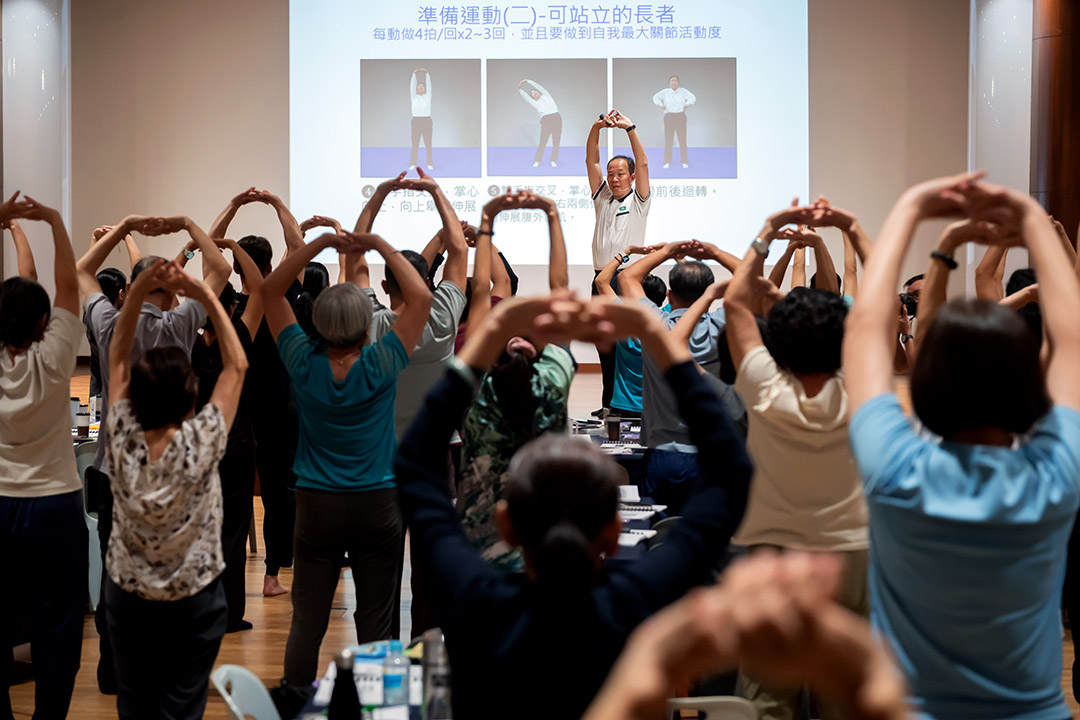 教授透过动作示范与拆解，引导学员学习如何安全、有效地带领长者进行适性运动，将健康带回生活中。【摄影：王晓翔】