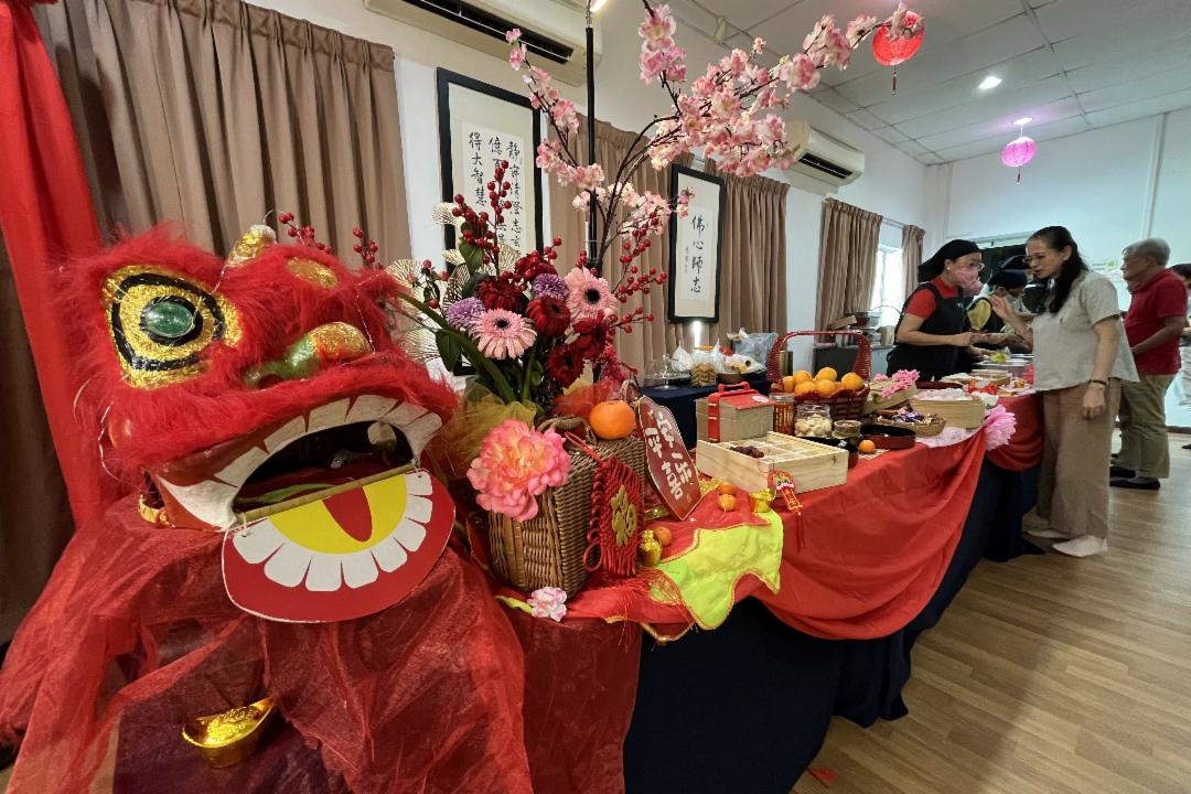 摆放茶点的餐桌以年节巧思妆点，让相聚用餐更添温暖与欢喜。 【摄影：颜倩妮】