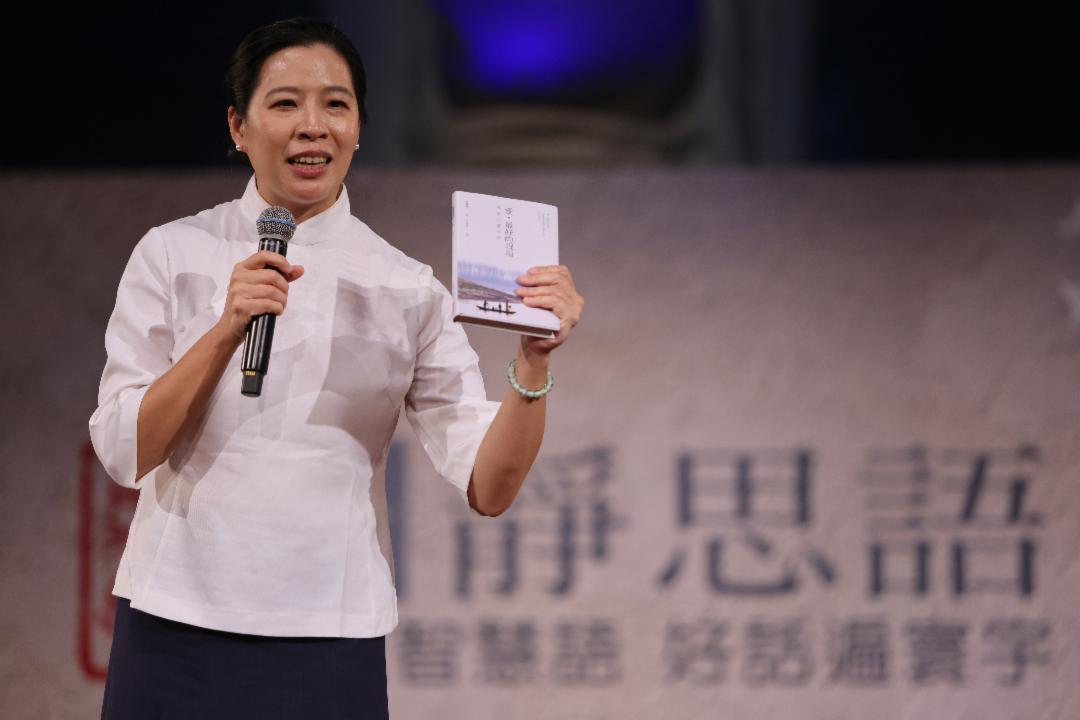 蔡青儿在与志工分享时，忆述自投入慈济之后，静思语就像一盏明灯，照亮自己踏实前行的菩萨道。 【摄影：梁倩宜】