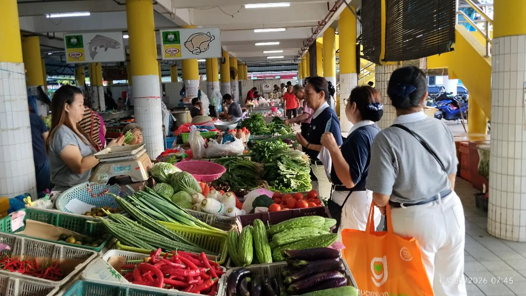 志工的身影穿梭在菜市场、住宅区及公园等地，逢人说慈济、邀浴佛，让更多人有机会随喜种福田。【摄影：郑朝智】