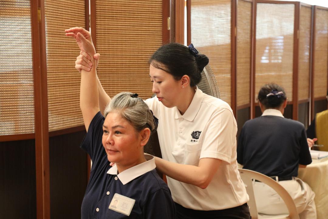 今年健检新增复健与脊椎检测，脊椎神经矫正医师逐一检查志工肩关节活动及肌肉状况，并分享正确姿势与保健知识，守护志工的健康。 【摄影：李秀君】