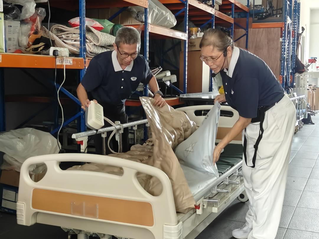 为提升大家的居家照顾能力，人医会志工团队，为大家带来基本护理和辅具功能教学 课程。 【摄影：李金玥】